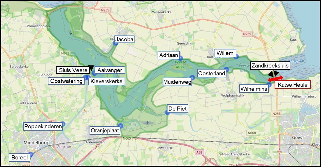 Kaart van het Veerse Meer met de poldergemalen (blauwe stippen), de sluizen (zwarte driehoeken) en het doorlaatmiddel (rode pijl).